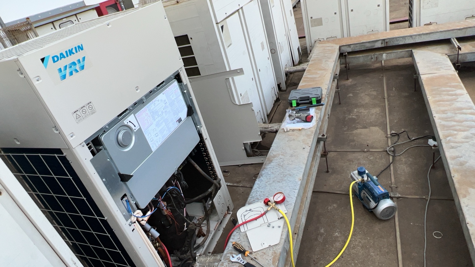 VRV air conditioning troubleshooting work